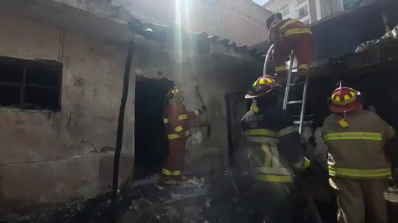 Fuerte incendio consume taller eléctrico en Cusco