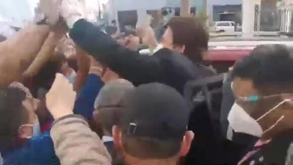 Richard Swing regala dinero en exteriores del Congreso