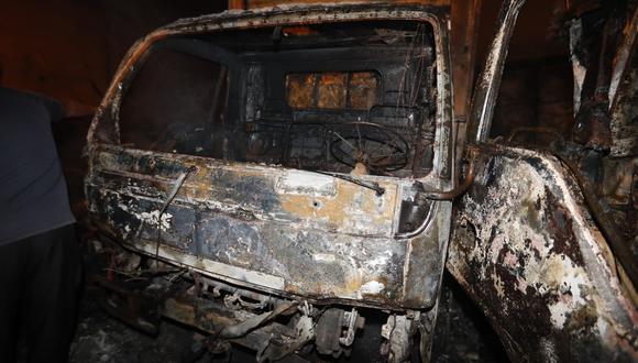 Santa Anita: camiones y autos quemados por incendio en cochera