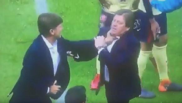 México: entrenadores de América y Toluca de pelearon en pleno partido (VIDEO)