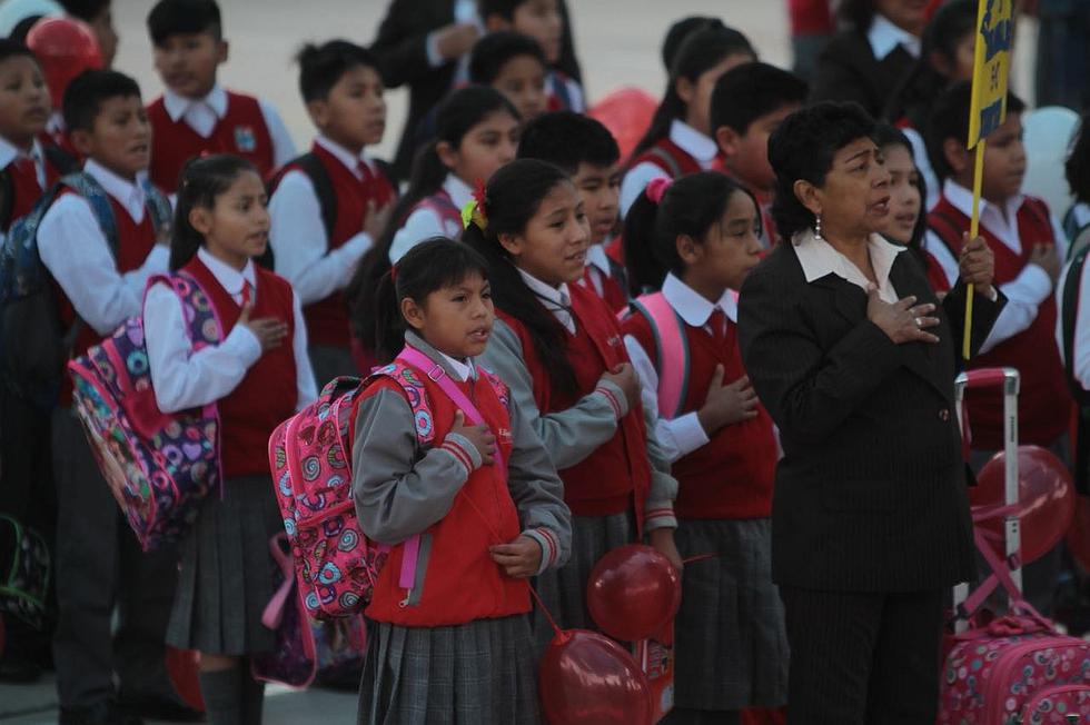 ​Mercedes Aráoz desayunó con escolar en primer día de clases (FOTOS)