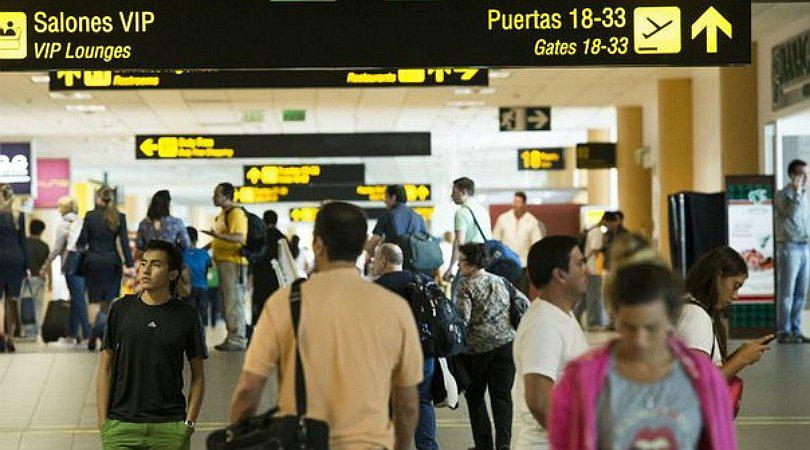 Ley busca obligar a aerolíneas a pagar indemnizaciones a pasajeros