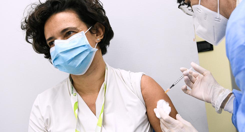 Antonella Laiolo, administra la vacuna Pfizer-BioNTech Covid-19 a un trabajador del Hospital Cremona en Cremona, Lombardía, el 27 de diciembre de 2020, cuando Italia comienza la vacunación Covid-19.  (Photo by PIERO CRUCIATTI / POOL / AFP)