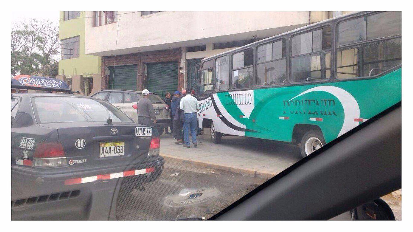 Trujillo: Microbús se despista en la avenida Jesús de Nazareth (VIDEO) 