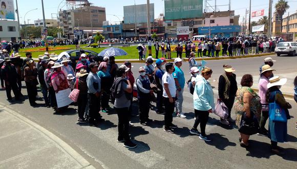 Se concentraron en el Óvalo Tupac Amaru hasta partir al Centro Cívico de Tacna. (Foto: Adrian Apaza)