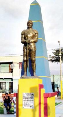 Ica, de espaldas
 a su escultura