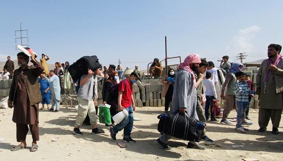 Familias afganas llegan al aeropuerto de Kabul para intentar entrar y poder escapar del país. EFE