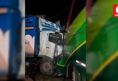 Carretera Central: conductores quedan atrapados tras choque frontal entre bus y camión