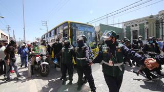 Comerciantes intentan frenar la circulación de buses en la calle San Juan de Dios