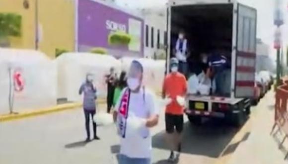 Alianza Lima junto a sus hinchas repartieron almuerzos en La Victoria. (Foto: captura video Latina)
