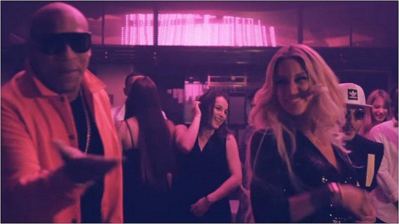 Leslie Shaw causa furor con“Solterita de Oro” (VIDEO)