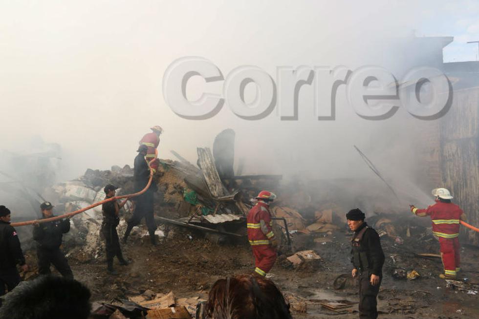 Voraz incendio consume local de reciclaje y molino de granos 