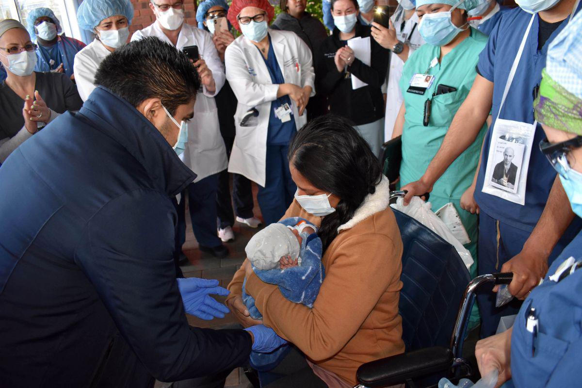 Yanira Soriano, de 36 años, mientras recibe por primera vez a su pequeño Walter, a quien dio a luz el pasado 3 de abril conectada a un respirador, en Bay Shore, Nueva York. (EFE/Southside Hospital).