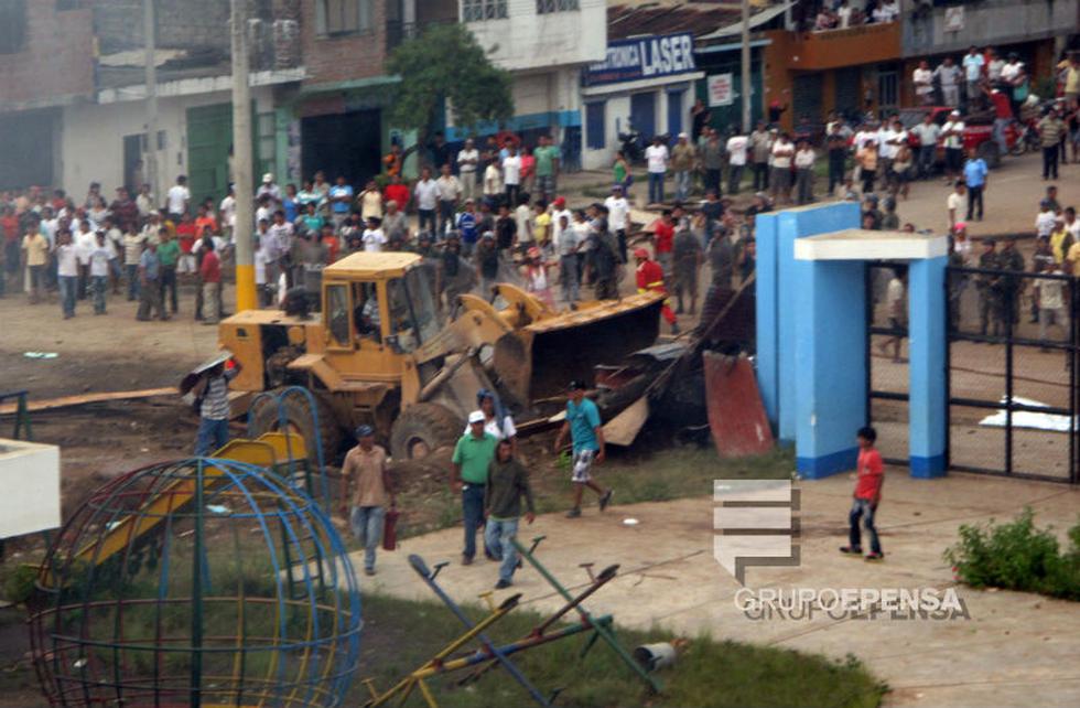 Población y vándalos se enfrentan por colegio y apertura de vía