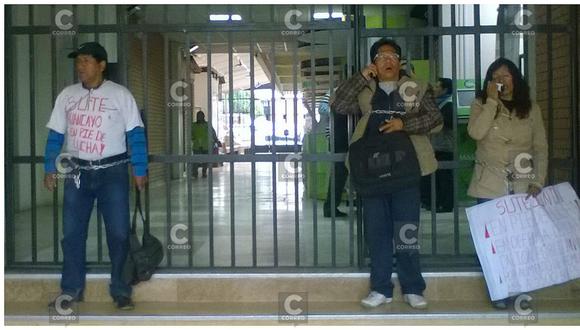 Docentes se encadenan en puerta de Gobierno Regional de Junín (VIDEO)