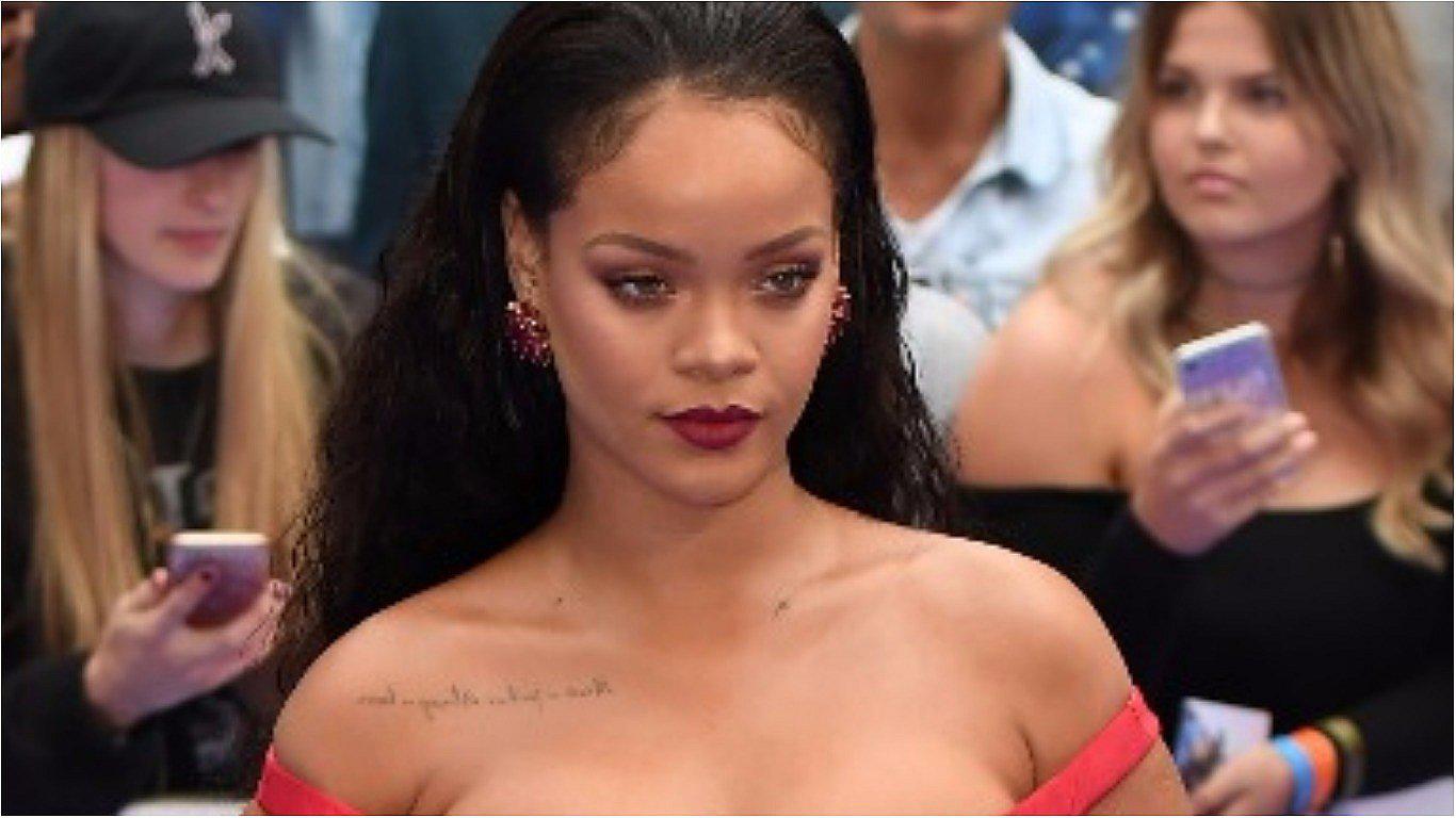 Rihanna se llevó todas las miradas con atrevido escote en Londres [FOTOS]