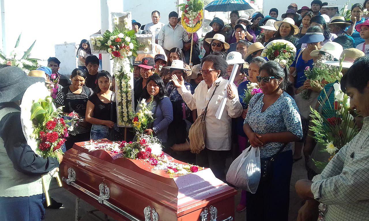 Exigen justicia en exequias de comerciante y niña que fueron arrolladas por auto