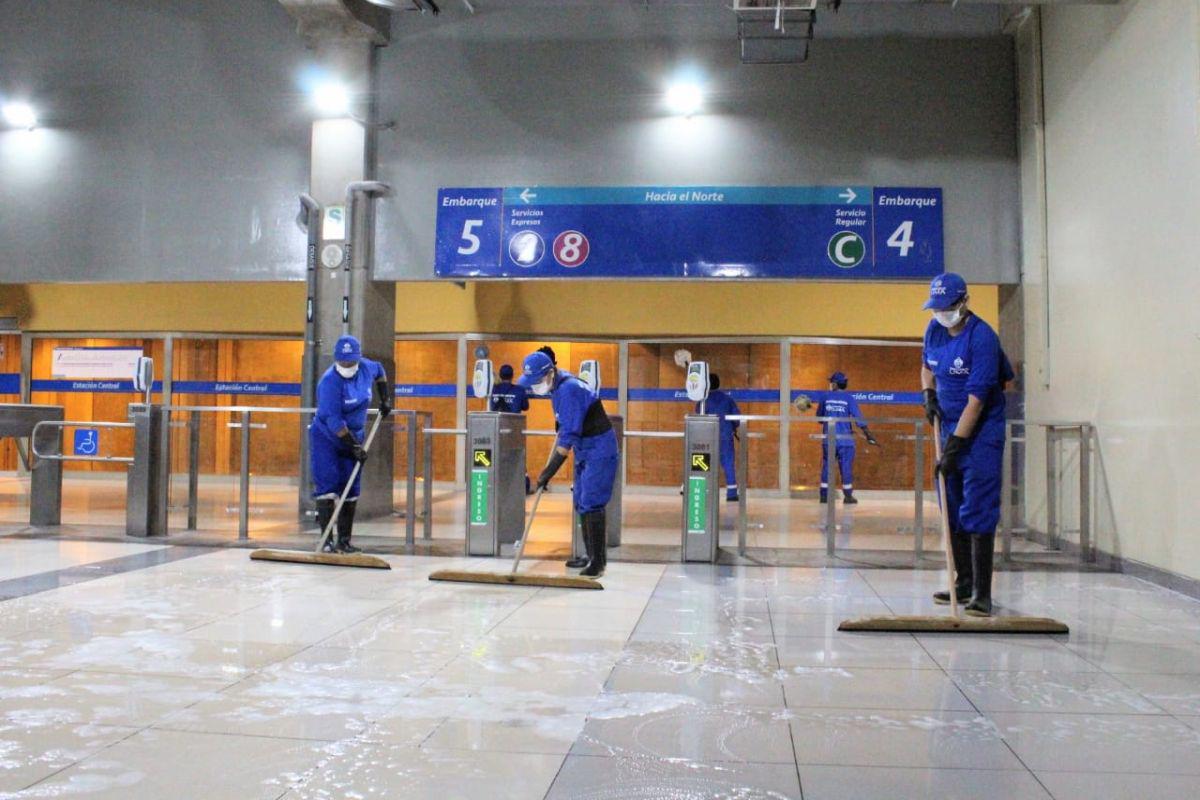 Se han intensificado el barrido y trapeado de pisos con desinfectantes y se hace uso de agua y lejía para esterilizar las máquinas de recarga de tarjetas. (Municipalidad de Lima)