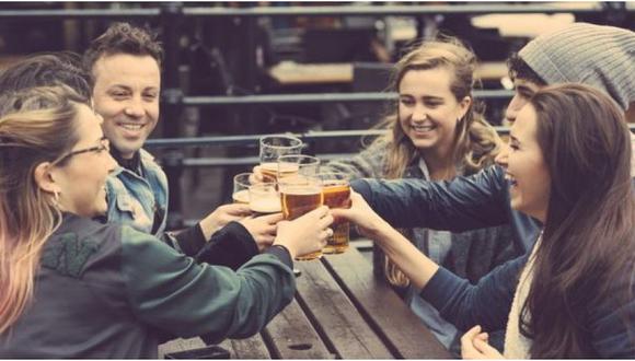 Estudio revela que beber alcohol te ayuda a hablar mejor otros idiomas