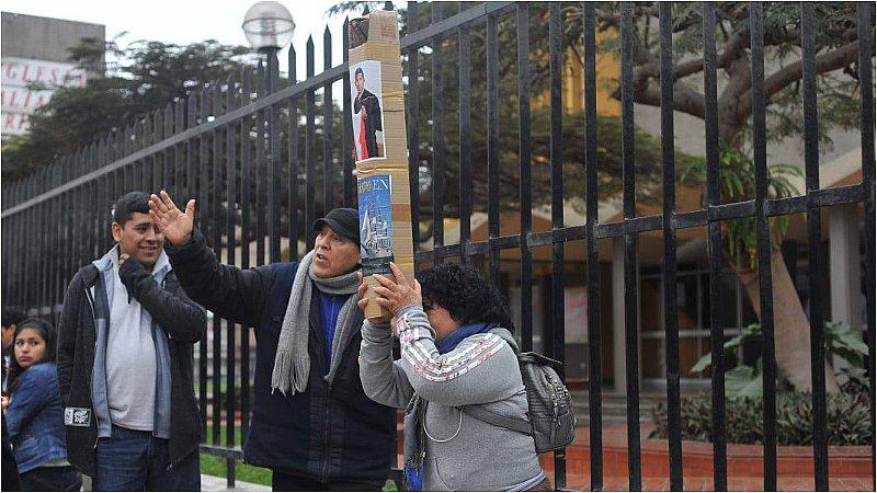 Vecinos usan periscopios caseros para ver la Parada Militar (FOTOS)