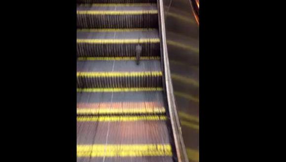 Rata que intenta escapar de escalera eléctrica se convierte en viral (VIDEO)