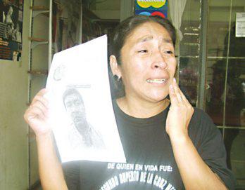 Clama por justicia para su hijo "ultrajado"