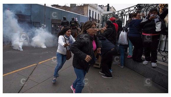 Policía reprime con bombas lacrimógenas a miles de docentes en las afueras del Congreso