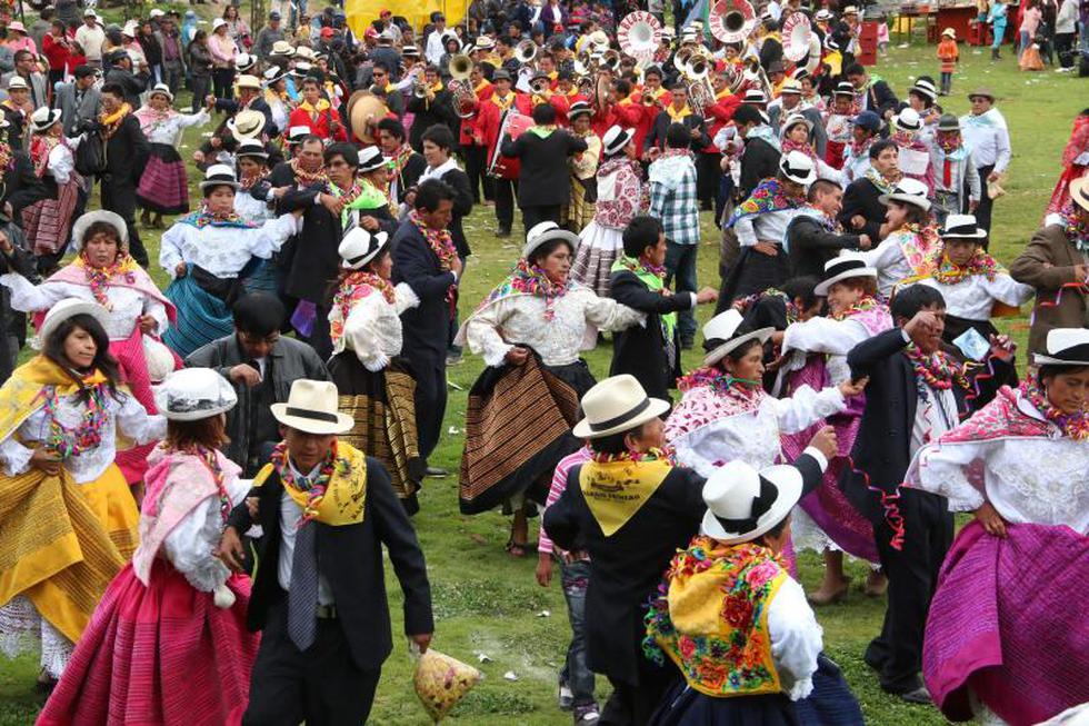 Vea la singular batalla de las Flores en Paccha (FOTOS)