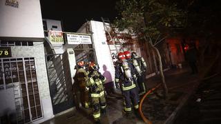 Incendio destruyó cinco habitaciones de vivienda y dejó un herido en Lince (FOTOS y VIDEO)