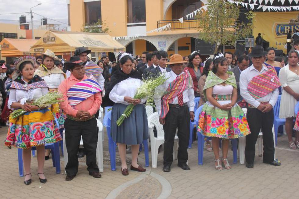 30 parejas se dan el sí vestidos con trajes típicos (FOTOS)