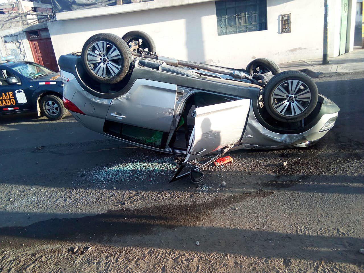 Pareja de la tercera edad resulta herida en choque y vuelco de automóvil