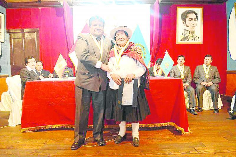 Junín: Reconocen a octogenaria como la reina de la maca