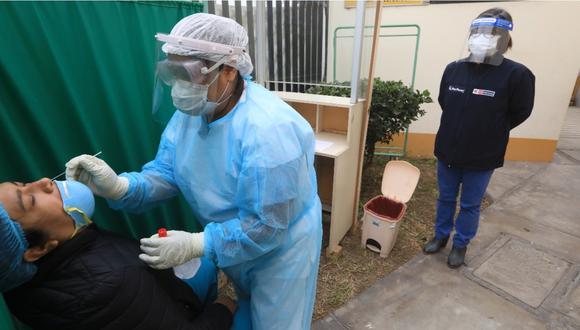 Una mujer siendo pasando una prueba molecular para descartar si tiene coronavirus. | Foto: Minsa