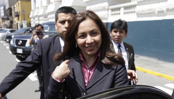 Denuncian reglaje a vicepresidenta Marisol Espinoza desde vehículo de la DINI