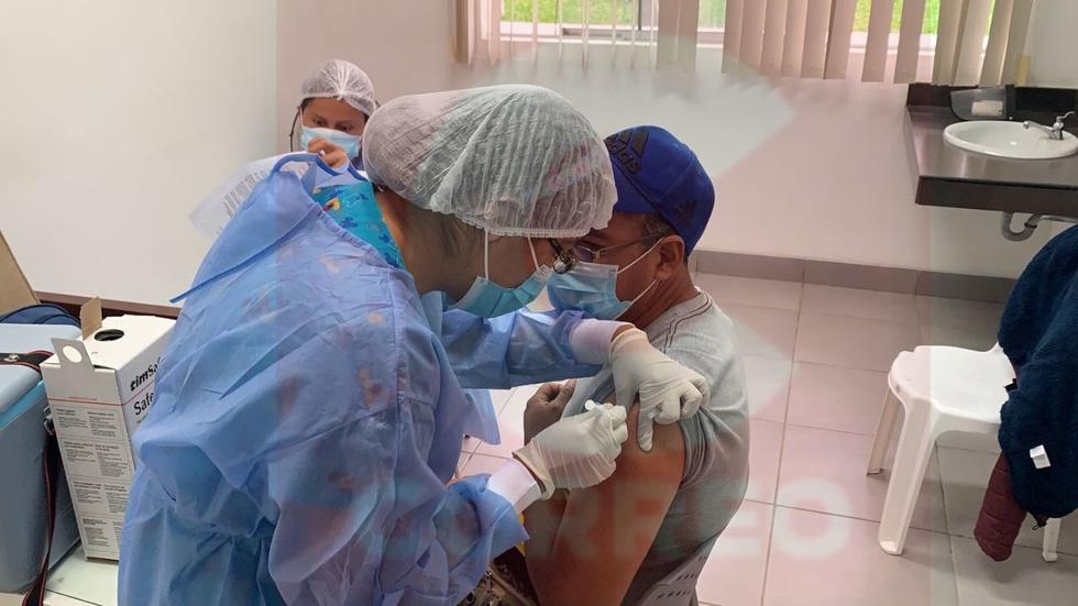 Los piuranos reciben la primera dosis de la vacuna Sinopharm.