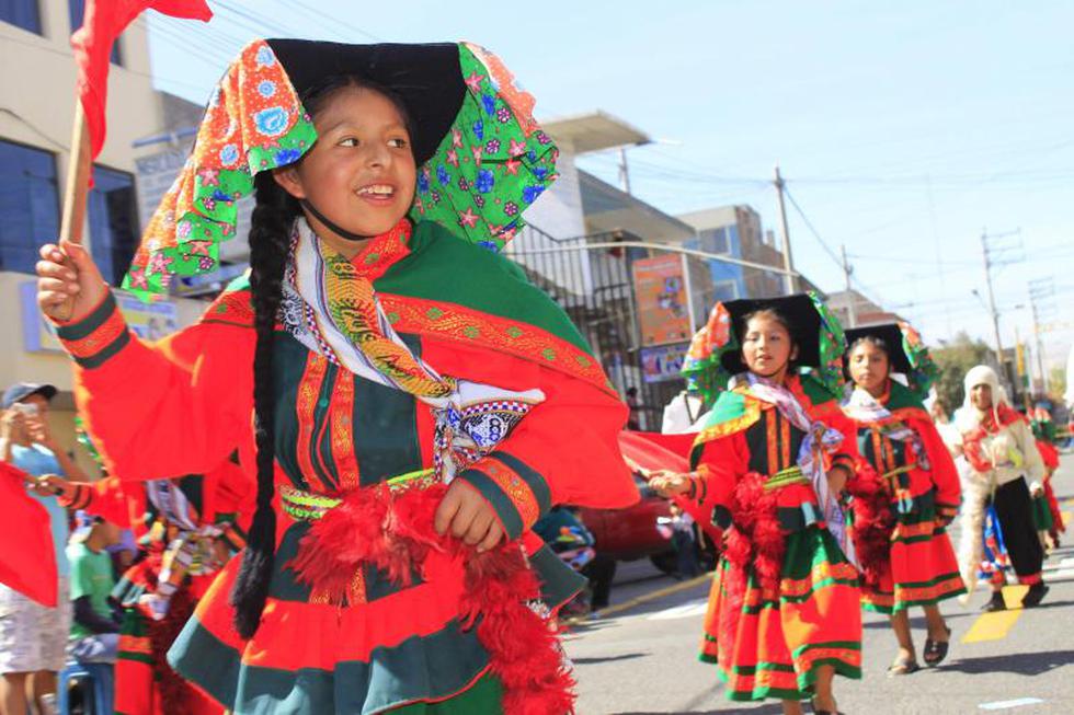 Distrito de Socabaya celebró aniversario con corso 
