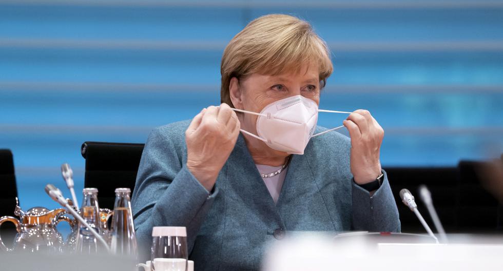 En la foto vemos a la canciller alemana, Angela Merkel, colocarse una mascarilla. (Foto de archivo: EFE)