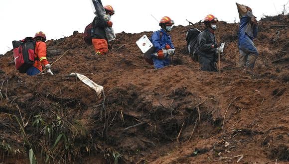 Los equipos de rescate peinan el lugar donde se estrelló el vuelo MU5375 de China Eastern el 21 de marzo, cerca de Wuzhou, en la provincia de Guangxi, suroeste de China, el 24 de marzo de 2022. (Foto: Noel Celis / AFP)
