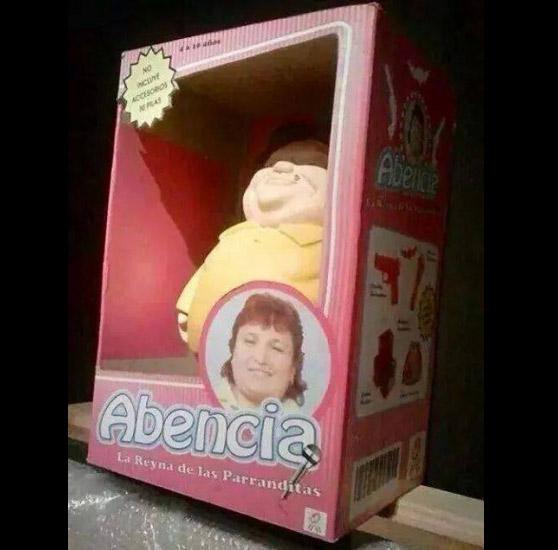 Navidad: ¿Regalarías esta muñeca de Abencia Meza con su pistolita?