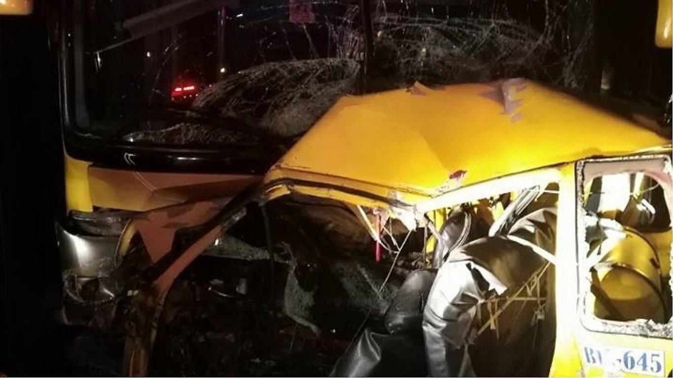 Choque entre auto y bus interprovincial dejó un muerto en Ica (FOTOS)