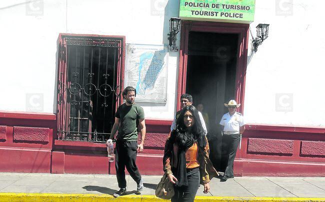 PNP interviene a alemán y peruana por subir a techo de Catedral de Arequipa