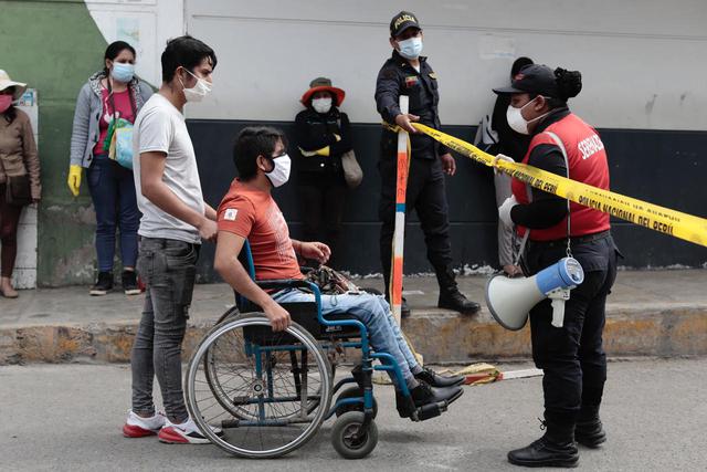 En el lugar se puede observar a personas en sillas de ruedas, adultos mayores, hombres y mujeres formando largas colas. (Foto: Ángela Ponce/GEC)
