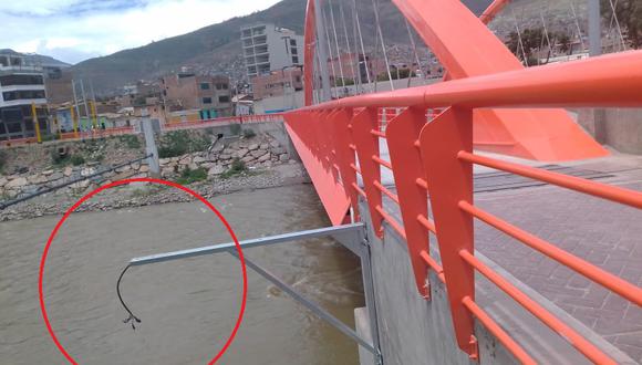 Reflectores Led que iluminaban puente fueron hurtados/Foto:Correo