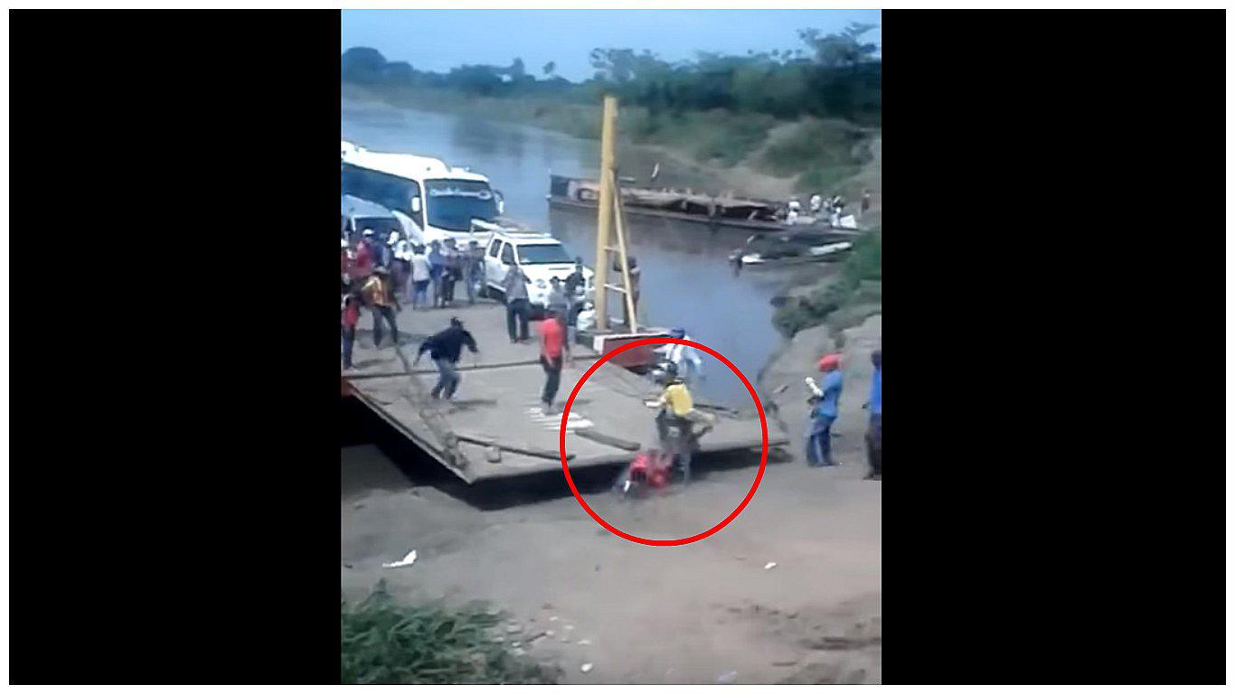 YouTube: Hombre salta de ferri en marcha y casi termina en tragedia [VIDEO]