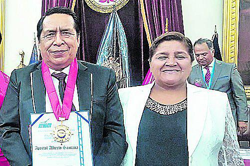 Esposa del Pastor Santana toma la posta en iglesia El Aposento Alto 