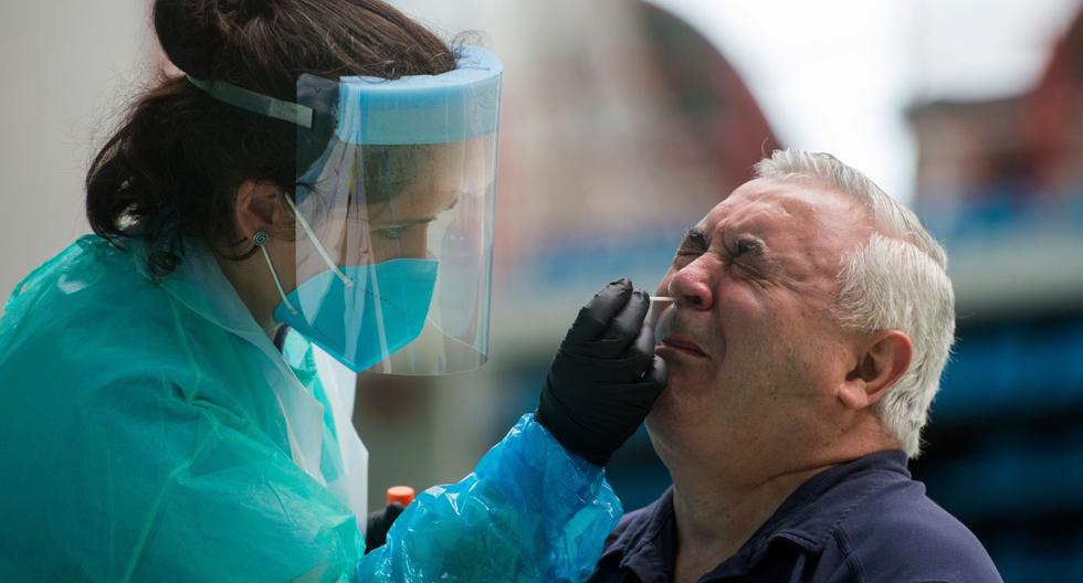 Un trabajador de la salud usa un hisopo para recolectar una muestra en un centro de prueba temporal para el nuevo coronavirus en la ciudad vasca española de Getaria el 15 de julio de 2020. (AFP / ANDER GILLENEA).
