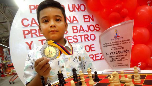 Pequeño talento en el ajedrez, quiere triunfar en el mundial a realizarse en Panamá el próximo mes.