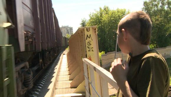 Conoce a los "surfistas" de trenes de Rusia (VIDEO)