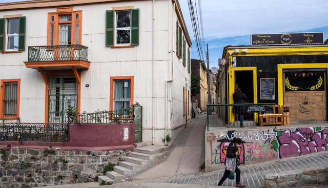 La Región de Valparaíso, que incluye el puerto de San Antonio, con más de 1,8 millón de habitantes, tiene cinco alcaldes que han dado positivo al COVID-19 y en una semana sumó 1.801 contagios. (AFP / Martín BERNETTI).