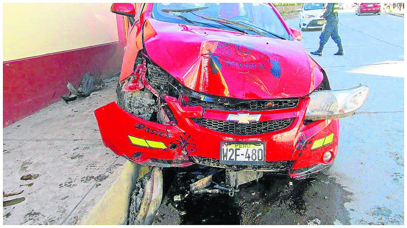 ​Chofer provoca accidente cerca a piscina y se da a la fuga 